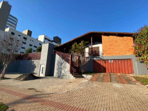 ALUGA-SE casa comercial prox ESTÁDIO